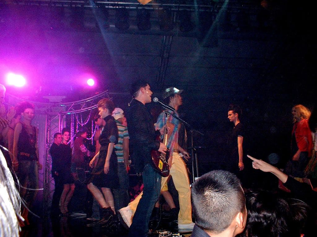 http://i207.photobucket.com/albums/bb316/mymigrainegirl/Placebo/briansingaporemarch2006lr1.jpg